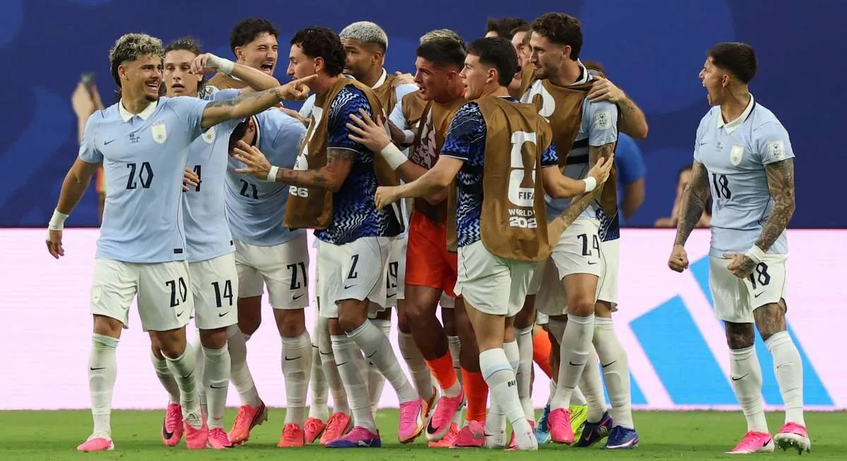 Uruguay và Cape Verde đều hòa trong trận mở màn